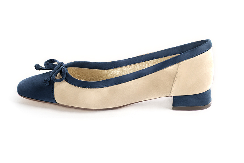 Navy blue and champagne white women's ballet pumps, with low heels. Square toe. Flat flare heels. Profile view - Florence KOOIJMAN